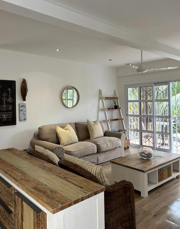 The Runway Lodge Pointe La Rue Exterior photo