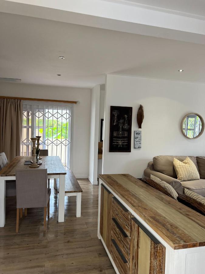 The Runway Lodge Pointe La Rue Exterior photo